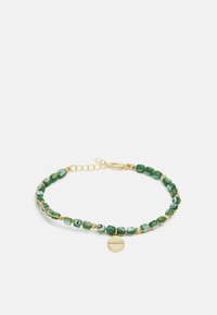 Groene kralenarmband met cilindrische glazen kralen en gouden accenten, voorzien van een ronde bedel met kleine heldere kristallen.