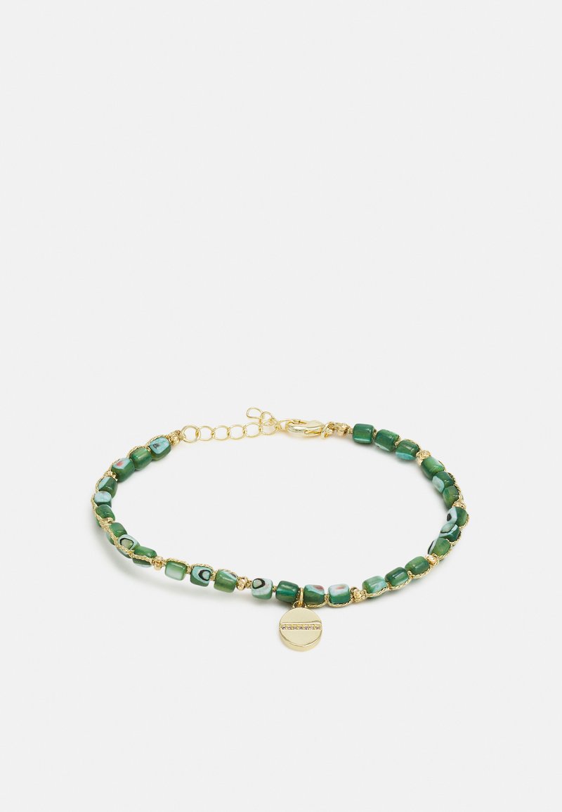 Groene kralenarmband met cilindrische glazen kralen en gouden accenten, voorzien van een ronde bedel met kleine heldere kristallen.