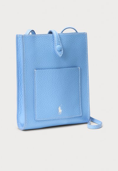 Svetlo modra usnjena torbica z zgneteno strukturo, z sprednjim žepom, zgornjim zapiranjem in naramnim pasom. Na sprednji strani bel logotip.
