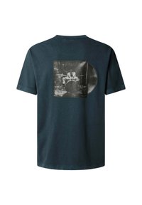 Tamnoplava pamučna majica s četvrtastim crno-bijelim grafičkim prikazom bubnjara i vinil ploče na leđima. Kratki rukavi, okrugli izrez.