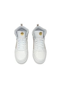 Sneaker alte bianche in pelle liscia con dettagli dorati, dotate di punte perforate, lacci bianchi e colletto imbottito per il comfort.