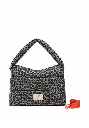 Grau-schwarze Leopardenprint-Tasche mit Polsterung, oben mit Henkel, vorderseitigem Logoemblem und abnehmbarem roten Schulterriemen daneben.