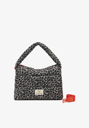 Grau-schwarze Leopardenprint-Tasche mit Polsterung, oben mit Henkel, vorderseitigem Logoemblem und abnehmbarem roten Schulterriemen daneben.