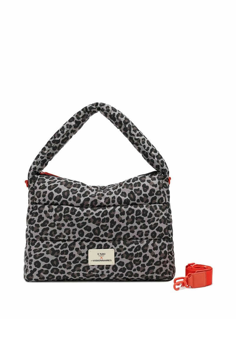 Grau-schwarze Leopardenprint-Tasche mit Polsterung, oben mit Henkel, vorderseitigem Logoemblem und abnehmbarem roten Schulterriemen daneben.