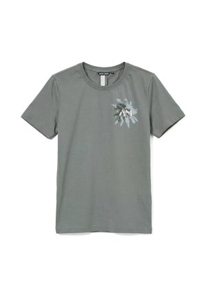 Camiseta gris de cuello redondo con mangas cortas y un pequeño gráfico de una palmera en el lado izquierdo del pecho.
