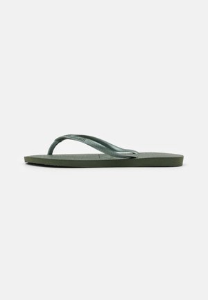 Chanclas verdes con una suela texturizada y tiras delgadas y flexibles. Acabado suave en las tiras, suela plana adecuada para uso casual.