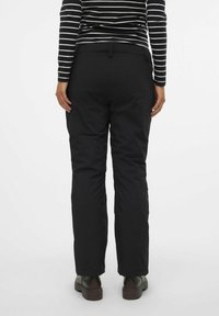 Pantalons noirs, résistants à l'eau, avec une coupe droite. Présente une poche arrière et une taille sécurisée. Fabriqués en tissu durable et lisse.