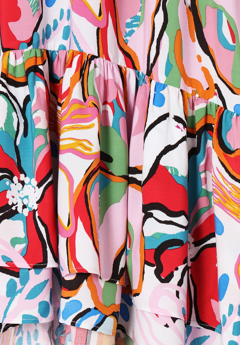 Kolorowa tkanina w kwiaty z abstrakcyjnymi wzorami w odcieniach różu, czerwieni, zieleni i czerni, z falbaniastymi brzegami i gładką fakturą. Odpowiednia do odzieży.