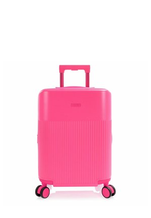 Maleta rígida de color rosa brillante con asa telescópica y cuatro ruedas dobles giratorias, colocada en posición vertical sobre fondo blanco.