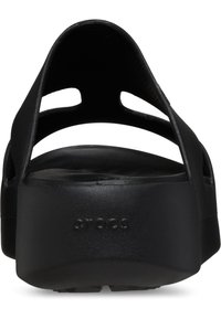 Sandales à plateforme noires à glissière avec dos ouvert, larges brides et semelle texturée ; présente le logo de la marque embossé sur le côté.