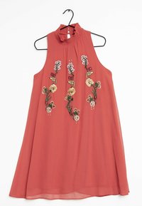 Korallfärgad ärmlös klänning med hög hals och smockdetaljer. Har blomsterbroderi i rosa, gult och grönt på framsidan.