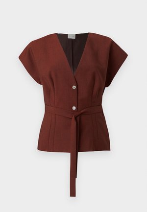 Bluza maro rugină cu mâneci scurte, decolteu adânc în V, doi nasturi în față și o curea lungă din material legată în talie.