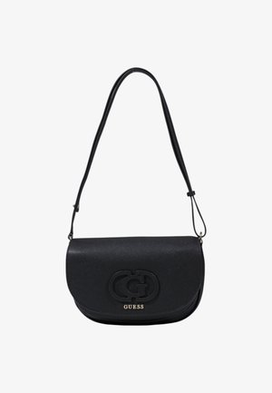 Schwarze Leder-Schultertasche mit einer geschwungenen Klappe, geprägtem Logo und goldfarbenem Logo-Detail. Verfügt über einen dünnen, verstellbaren Schulterriemen für Vielseitigkeit.