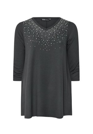 Harmaa pitkähihainen paita V-päällä, jossa on koristeellisia kristalleja graadienttimaisemassa rinnan alueella. Pehmeä kangas, rento istuvuus.