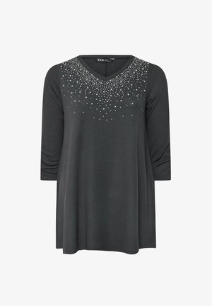 Harmaa pitkähihainen paita V-päällä, jossa on koristeellisia kristalleja graadienttimaisemassa rinnan alueella. Pehmeä kangas, rento istuvuus.