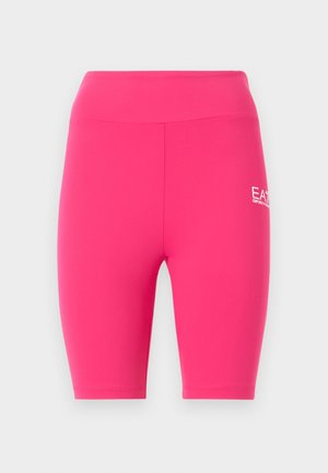 Φουξιά ψηλόμεσο ποδηλατικό σορτς με λευκό λογότυπο EA7 Emporio Armani στο δεξί μηρό, παρουσιασμένο σε απλό φωτεινό φόντο.