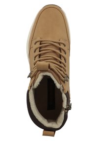 Botín de tobillo de cuero marrón con acentos de textil, cordones texturizados y un forro suave similar a la piel de animal. Presenta un zipper lateral y una suela oscura contrastante.