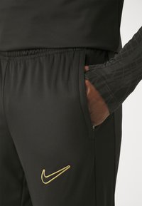 Nike Performance DRI-FIT ACADEMY PANT - Donji dijelovi trenirke - black/metallic gold