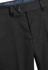 Pantalons noirs ajustés avec un devant plat, une taille structurée et une fermeture à bouton. Le matériau semble lisse avec un subtil éclat.