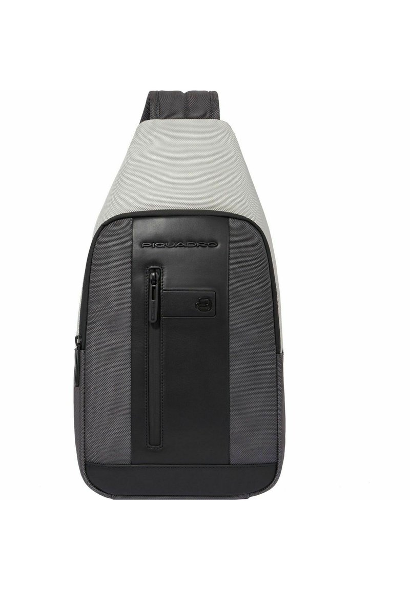 Zaino nero e grigio con una finitura in tessuto texture. Dotato di una tasca anteriore con zip e un pannello posteriore imbottito. Spallacci regolabili.