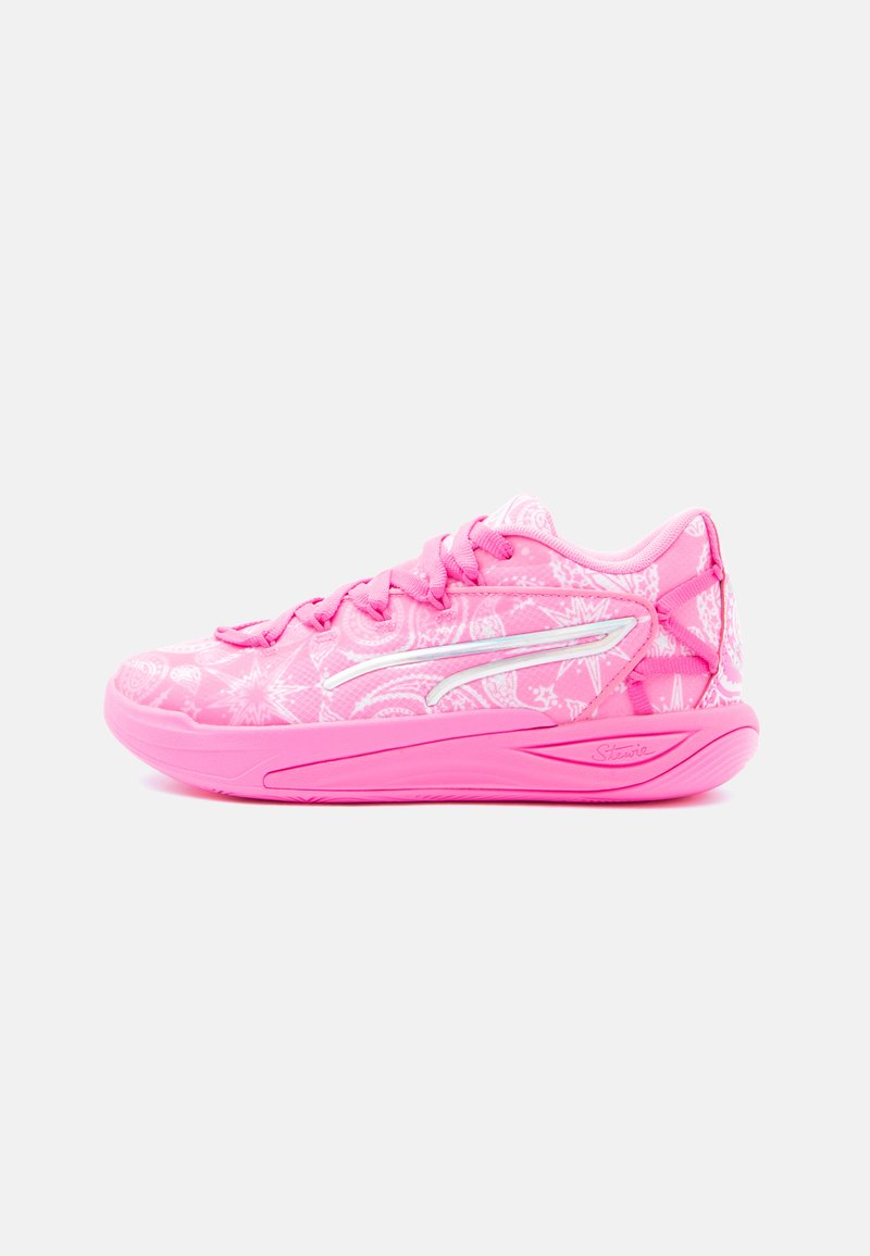 Felroze sport sneaker met paisleypatronen, vetersluiting aan de voorkant en een witte swoosh-achtige logo aan de zijkant, weergegeven op een witte achtergrond.