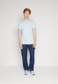 Tommy Jeans SLIM TEE - T-shirt - bas - breezy blue