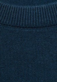 Tmavě modrá pletená tkanina s pružnou strukturou, ukazující podrobnosti o vzorech stehů a různých stylech pletení.