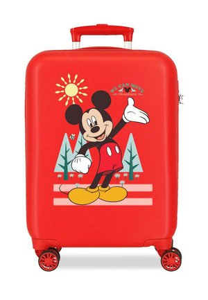 Maleta roja con cuatro ruedas que presenta a Mickey Mouse saludando, árboles, sol y el texto "Podemos mover montañas" en el panel frontal.