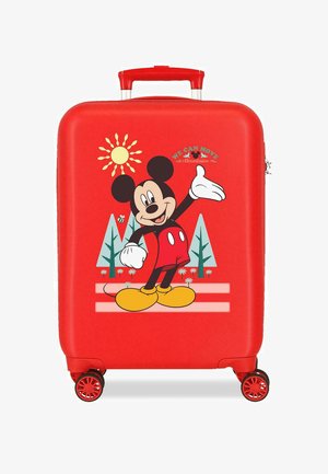 Maleta roja con cuatro ruedas que presenta a Mickey Mouse saludando, árboles, sol y el texto "Podemos mover montañas" en el panel frontal.