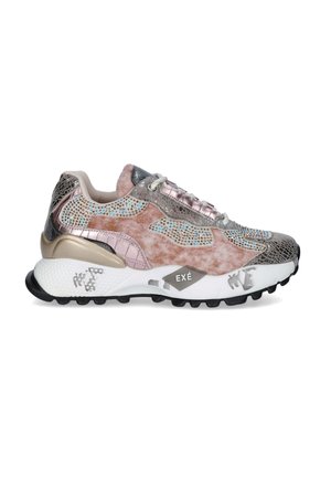 Zapatilla gruesa con paneles rosas y grises, patrones texturizados, piedras de strass azules y doradas, suela blanca con dibujo negro y logo "EXÉ" en el lateral.