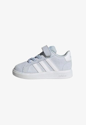 Hellgrauer Adidas-Kinderschuh mit weißen Streifen, Schnürung vorne und einem Klettverschluss oben.