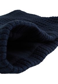 Tumši zils adīts beanie cepure ar ribotu malu un strukturētu rakstu, parādīta guļot plakana un salocīta atvērta.