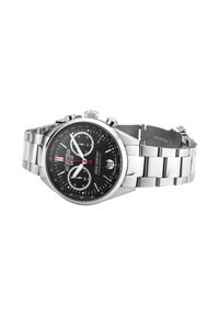 Reloj de pulsera cronógrafo de metal plateado con esfera negra, tres subesferas, ventana de fecha a las 4 en punto y escala taquimétrica en el bisel.