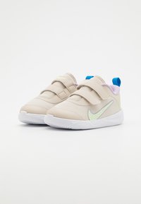 Nike Performance OMNI MULTI COURT UNISEX - Scarpe da corsa su strada - light orewood brown/barely volt/lilac bloom/light photo blue