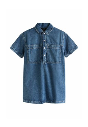 Sukienka dżinsowa z krótkim rękawem, zapinana na guziki przy kołnierzyku, z dwoma kieszeniami na piersi, w średnim odcieniu niebieskiego.