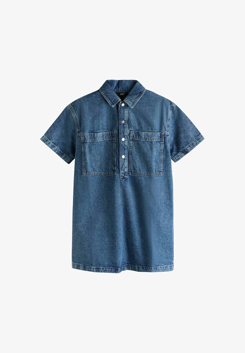 Robe en denim à manches courtes avec col boutonné et deux poches poitrine, en denim bleu moyen.