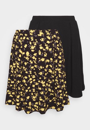 Duas saias: uma preta e outra com padrão floral com flores amarelas sobre um fundo escuro. Ambas têm um formato evasé e cinturas elásticas.