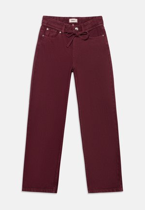 Bordeauxrode rechte broek met voorzakken, knoopsluiting en een stoffen strikceintuur in de taille.