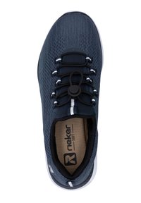 Chaussure de sport tricotée marine avec lacets élastiques, tirette circulaire et accents blancs. Présente une tige texturée et une semelle intérieure rembourrée.