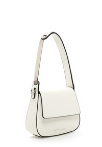 Bolso de hombro de cuero blanco con borde negro, forma curva, cierre de solapa y una correa transparente. Presenta un acento en hardware de tono plateado.