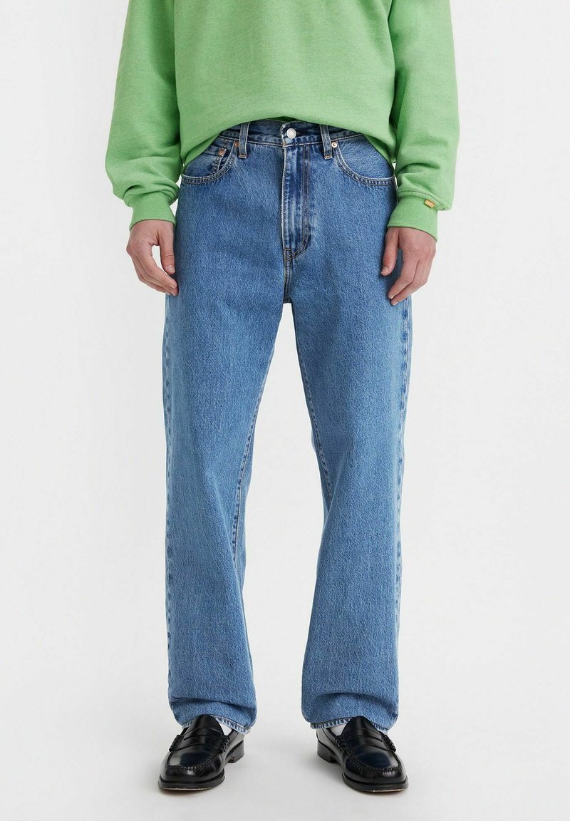 Jeans rectos de un azul claro con un diseño clásico de cinco bolsillos, que cuentan con una tela de mezclilla resistente y costuras en contraste.