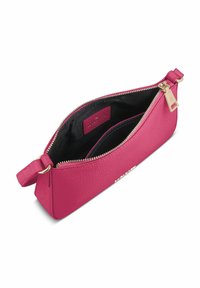 Pequeño monedero de cuero rosa con cremallera dorada, forro interior negro y un bolsillo interior delgado.