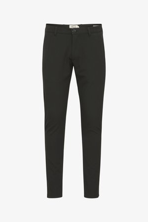 Pantalons slim-fit noirs en tissu lisse avec une fermeture à bouton, des passants de ceinture, des poches avant et un design épuré et minimal.
