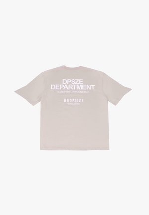 Lys beige bomulds t-shirt med fed hvid tekst på ryggen: "DPSZE DEPARTMENT MADE FOR ELITE HUSTLERS" og "DROPSIZE WORLDWIDE."