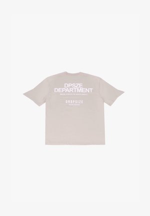 Hellbeige Baumwoll-T-Shirt mit fettem weißen Text auf dem Rücken: "DPSZE ABTEILUNG GEMACHT FÜR ELITE HUSTLER" und "DROPSIZE WELTWEIT."