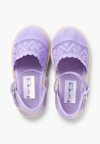 Sandály ve stylu espadrille z plátna levandulové barvy s vlnitým okrajem, nastavitelným páskem kolem kotníku a texturovanou podrážkou. Obsahují podšívku a značkovou etiketu.