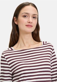 Bordeauxrood en witte gestreepte blouse met een bootnek en lange mouwen, gemaakt van zachte stof met een ontspannen pasvorm.
