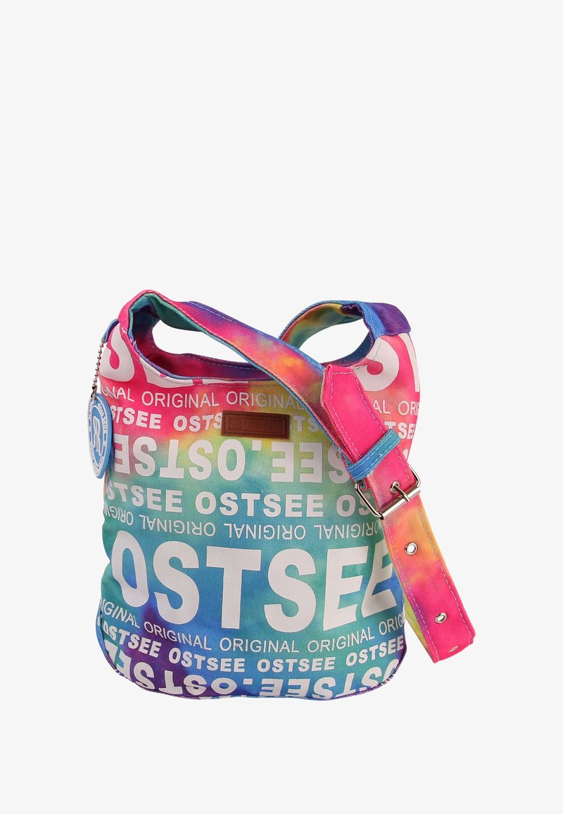 Sac à épaule coloré avec un design dégradé en bleu, rose et violet, doté d'un grand texte blanc et d'une sangle amovible. Tissu texturé.