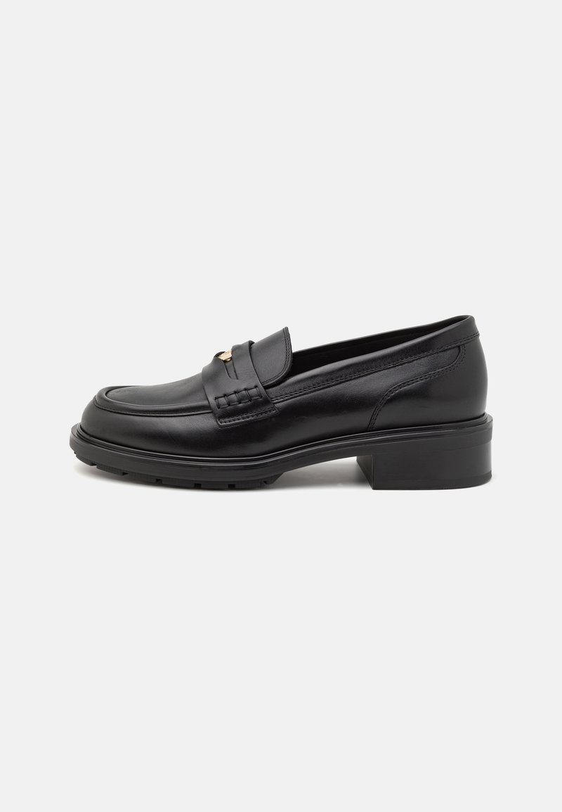 Mocassins en cuir noir avec un design incurvé, comprenant une bride sur le dessus, un détail décoratif tissé, et un talon épais.