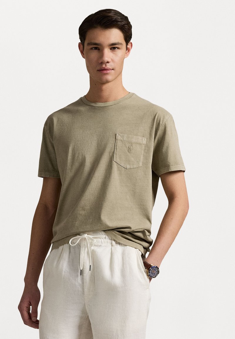 Polo Ralph Lauren - CUSTOM SLIM MINERAL-DYED POCKET T-SHIRT - Basic T-shirt - olive, Enlarge